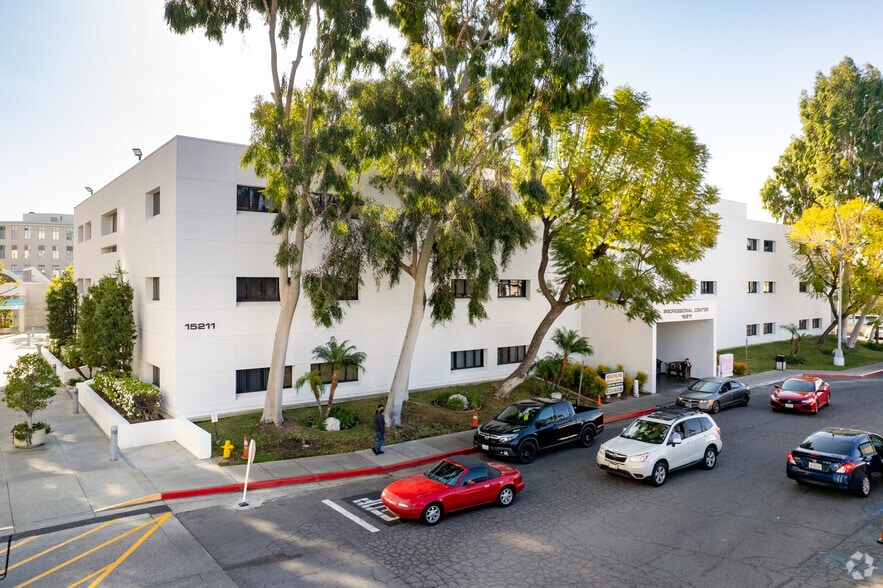 15211 Vanowen St, Van Nuys, CA à louer - Photo du bâtiment - Image 2 de 6