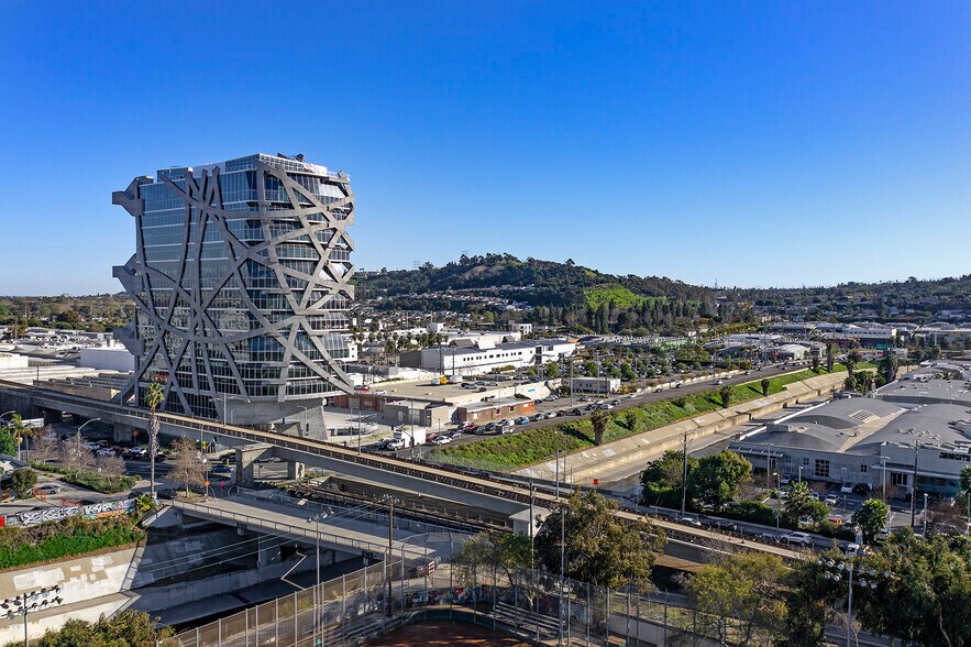 5790 W Jefferson Blvd, Los Angeles, CA à louer - Photo du bâtiment - Image 2 de 13