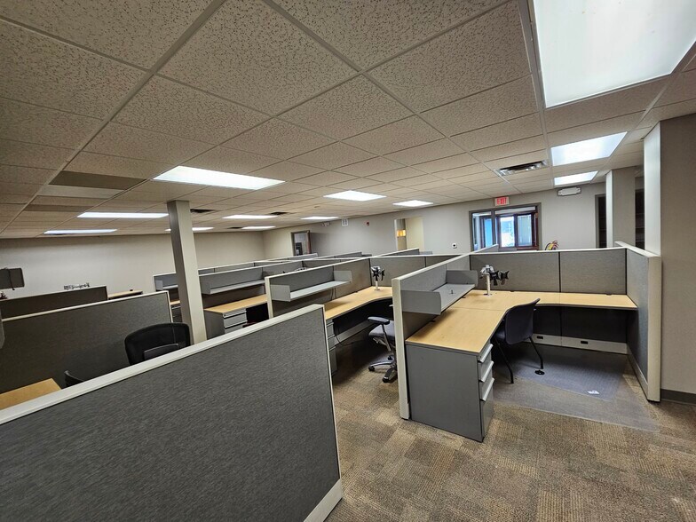 10233 W Greenfield Ave, West Allis, WI à louer - Photo intérieure - Image 3 de 19