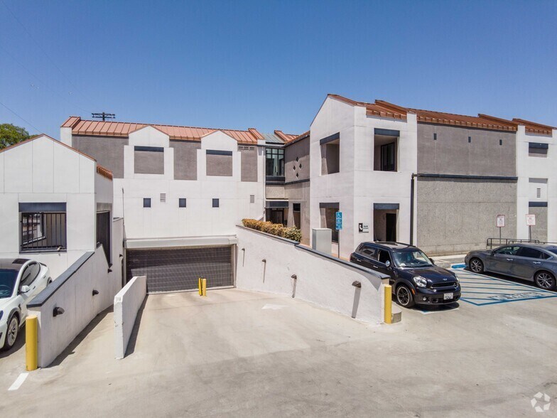 18226 Ventura Blvd, Tarzana, CA à louer - Photo du bâtiment - Image 3 de 4