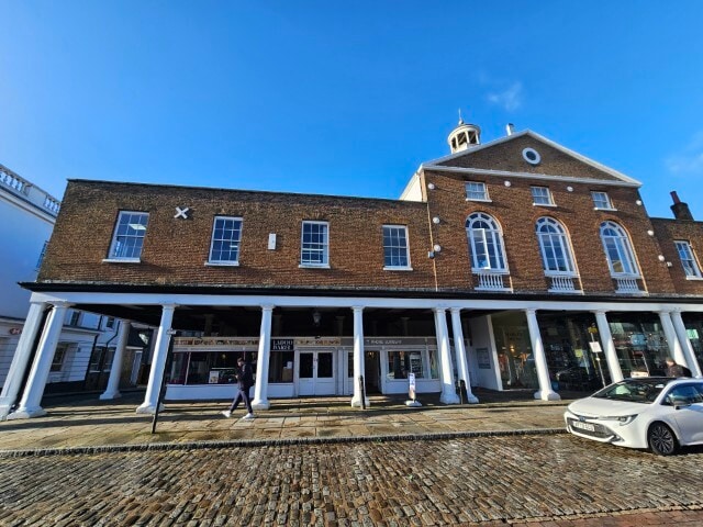 High St, Uxbridge à louer - Photo du bâtiment - Image 2 de 6