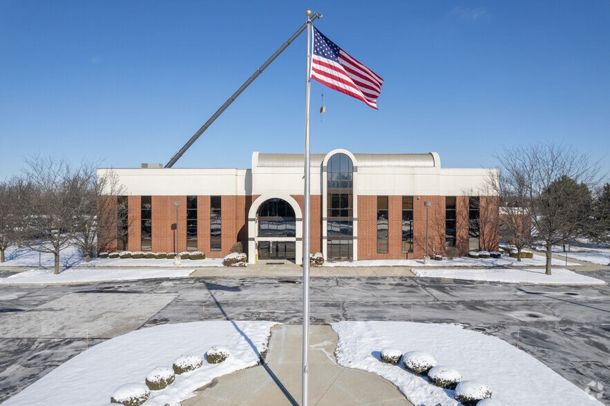 1740 Indian Wood Cir, Maumee, OH for lease - Building Photo - Image 3 of 13