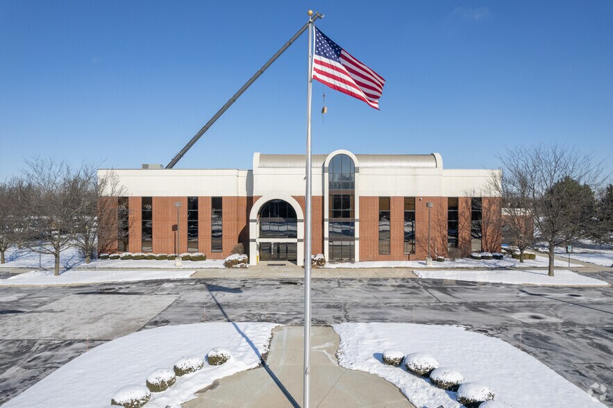1740 Indian Wood Cir, Maumee, OH à vendre - Photo du bâtiment - Image 3 de 13