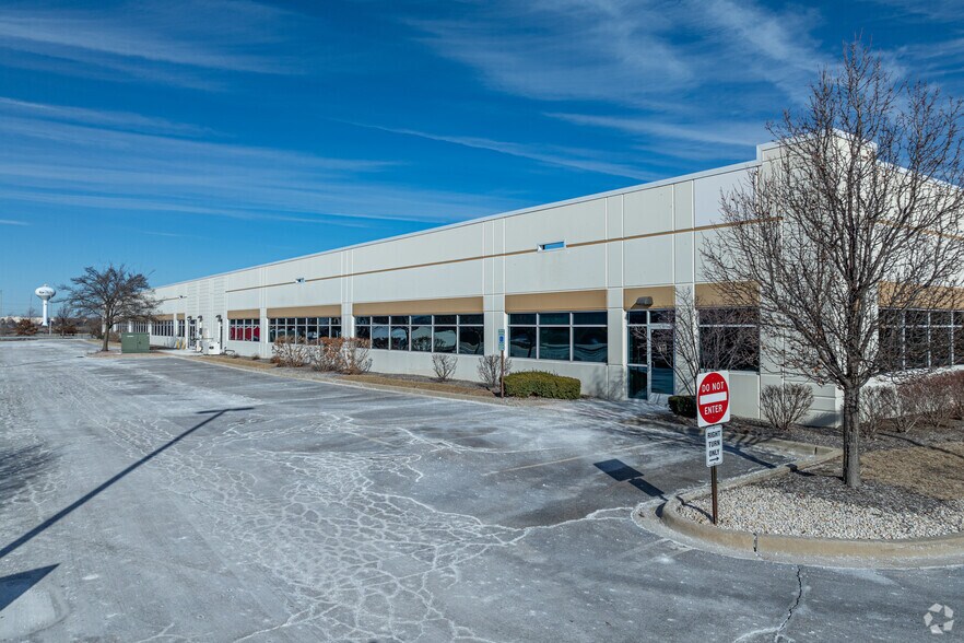 2357 Sequoia Dr, Aurora, IL à louer - Photo du bâtiment - Image 3 de 4