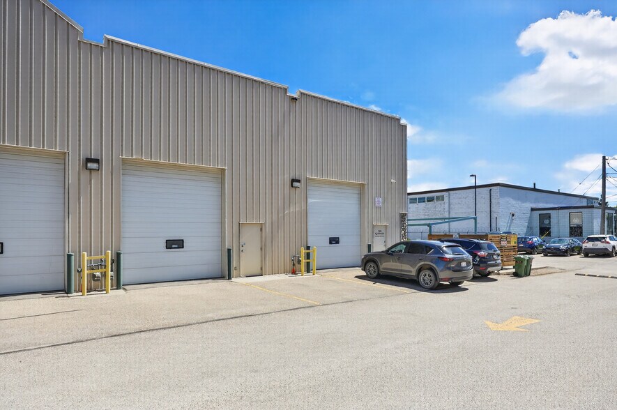 5700 1st St SW, Calgary, AB à vendre - Photo du bâtiment - Image 2 de 43