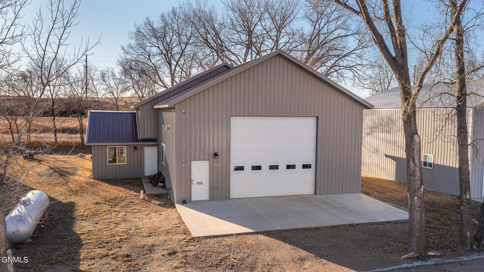 445 Keller Dr, Beulah, ND for sale - Building Photo - Image 1 of 1