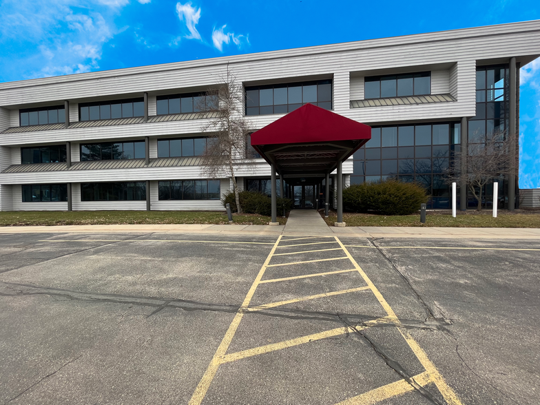 2917 International Ln, Madison, WI à vendre - Photo du bâtiment - Image 2 de 11