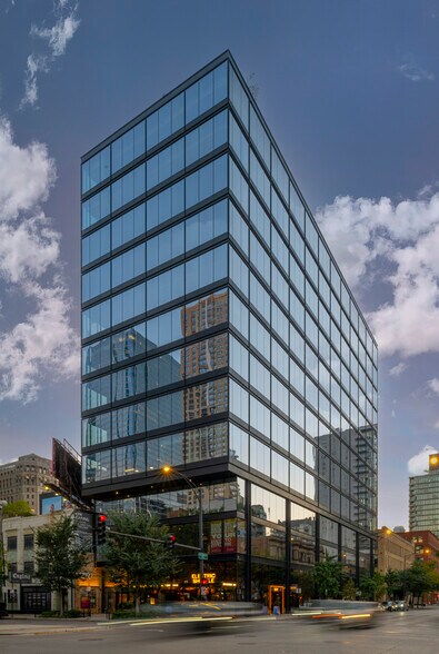 448 N LaSalle Dr, Chicago, IL à louer - Photo du bâtiment - Image 2 de 13