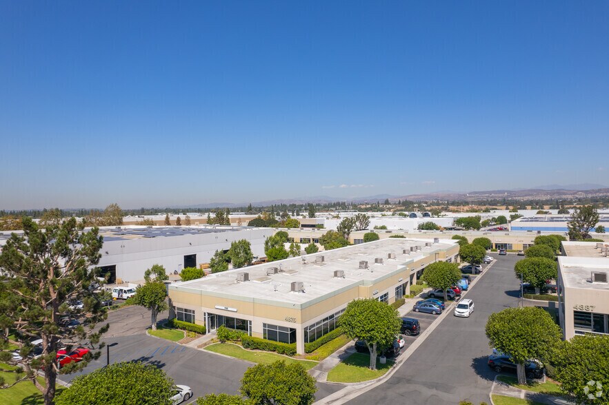 4875 E La Palma Ave, Anaheim, CA à vendre - Aérien - Image 2 de 4