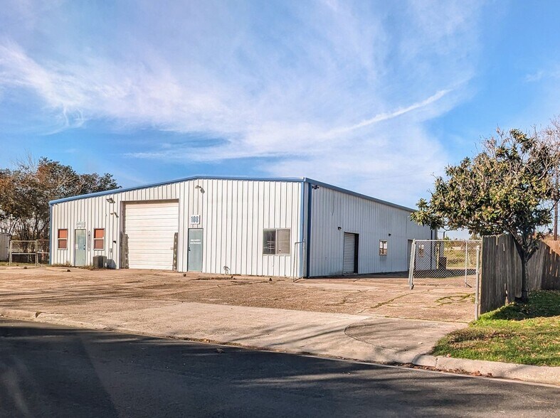 108 Schilling St, Baytown, TX for lease - Building Photo - Image 3 of 16