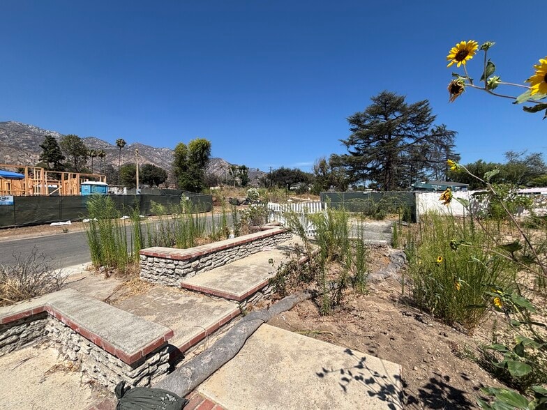298 E Poppyfields Dr, Altadena, CA à vendre - Photo du bâtiment - Image 2 de 11