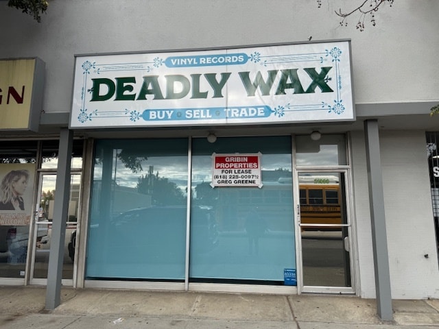 21907-21909 Devonshire St, Chatsworth, CA for lease - Building Photo - Image 1 of 4