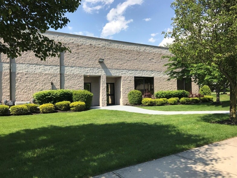 22 Old Dock Rd, Yaphank, NY for lease - Building Photo - Image 3 of 10