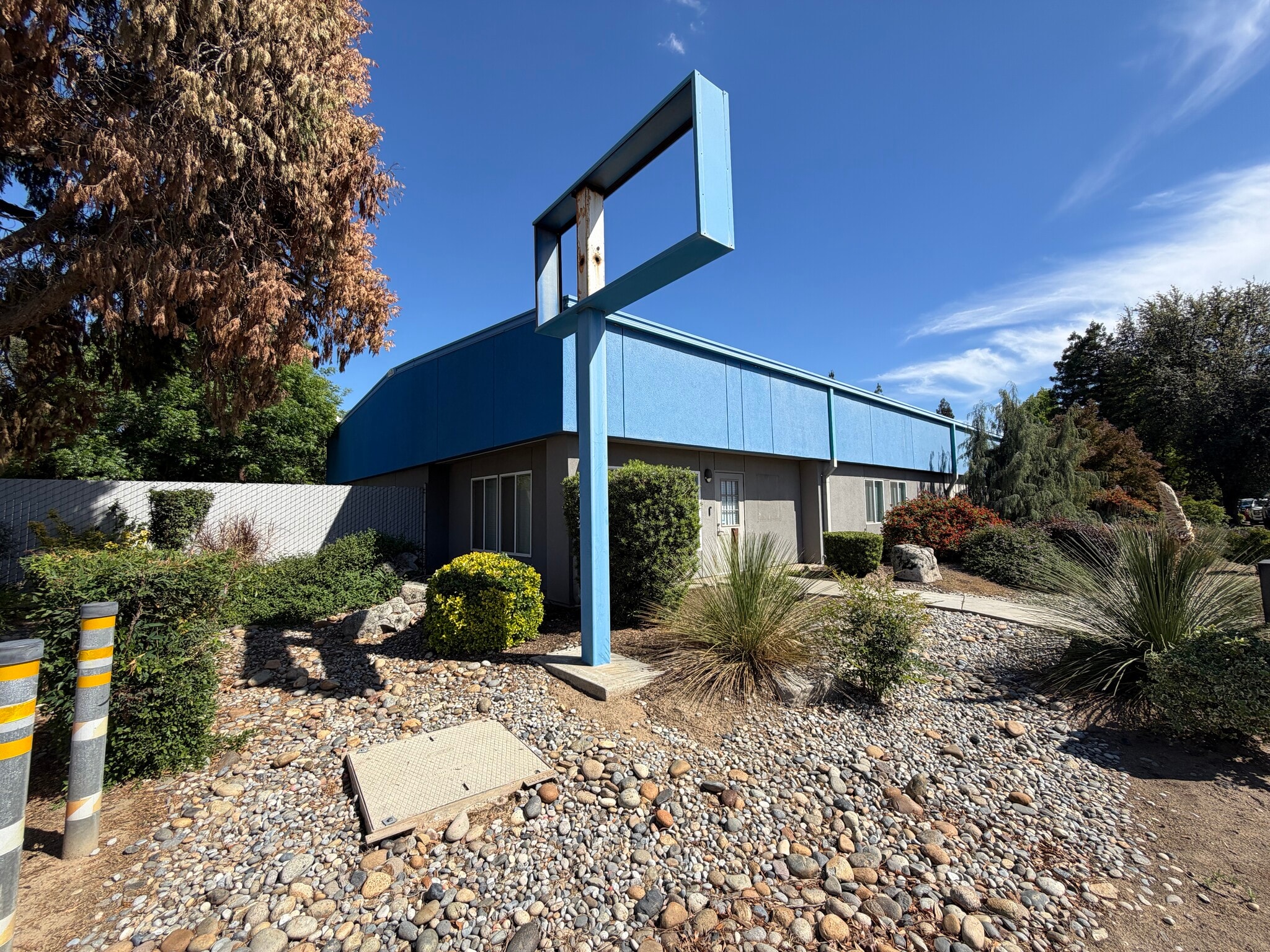 2740 N Sunnyside Ave, Fresno, CA for lease Primary Photo- Image 1 of 27