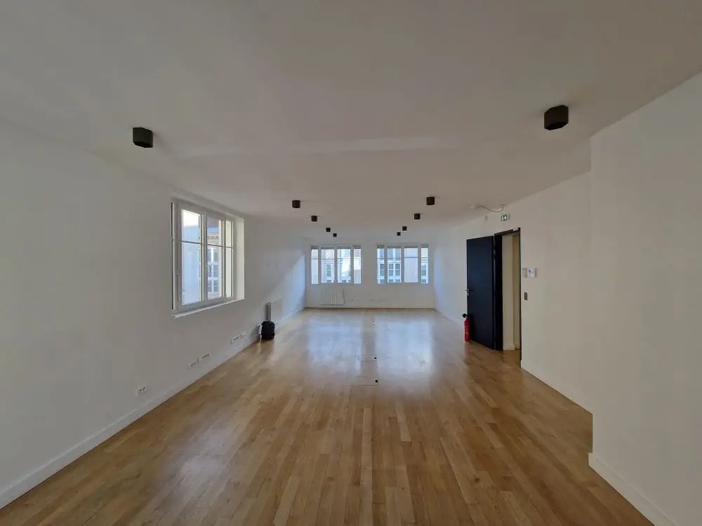 28 Rue Des Petits Hôtels, Paris for lease Interior Photo- Image 1 of 3