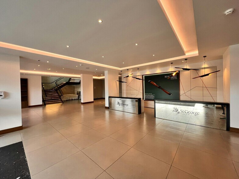 Aerodrome Rd, Londres à louer - Photo du bâtiment - Image 3 de 12