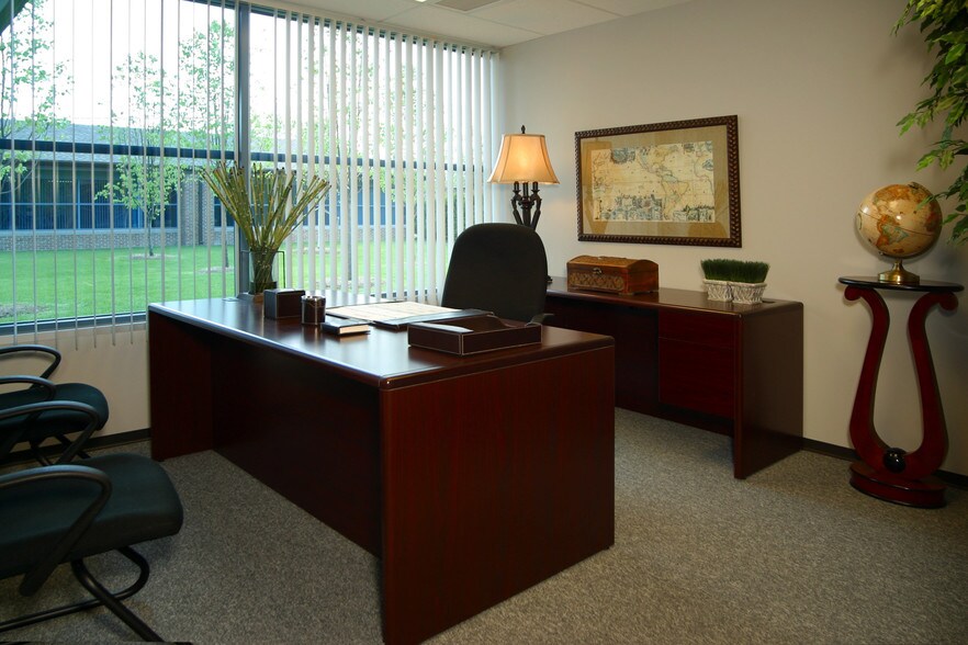 39111 W 6 Mile Rd, Livonia, MI à louer - Autre - Image 3 de 20