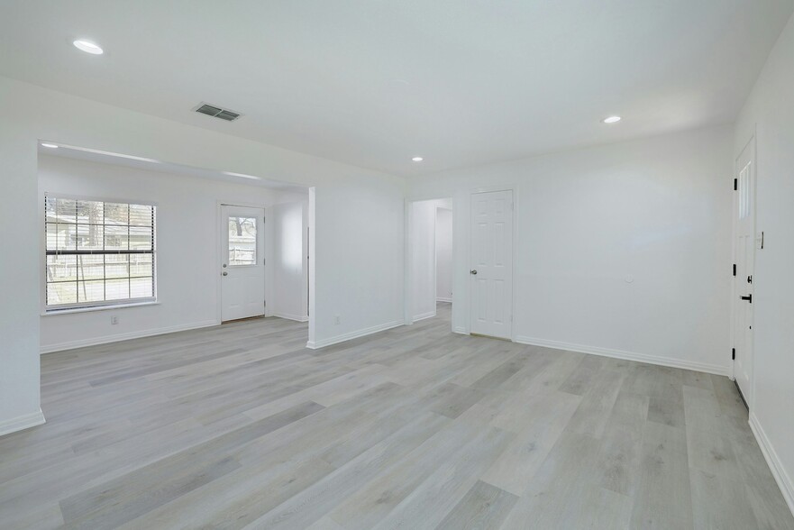 2028 W Ben White Blvd, Austin, TX for lease - Interior Photo - Image 2 of 17