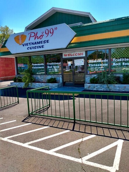 242 Broad St, Manchester, CT à vendre - Photo du bâtiment - Image 2 de 71