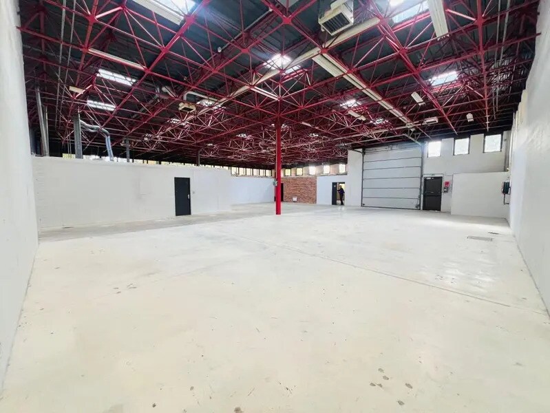 Flex in Montigny-le-Bretonneux for lease Interior Photo- Image 1 of 17