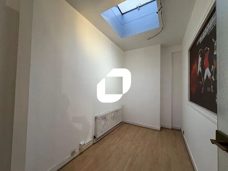 Office in Versailles for lease - Interior Photo - Image 2 of 9