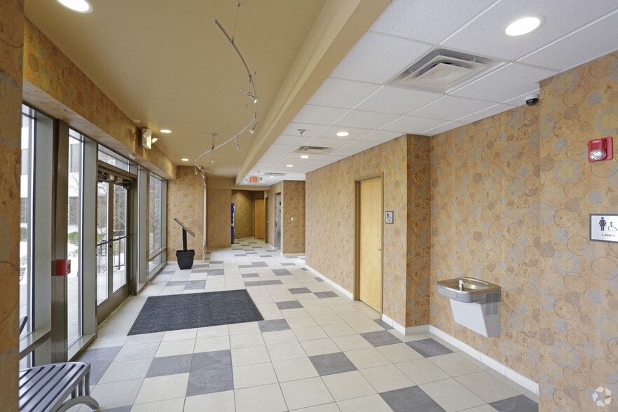 7000 Stonewood Dr, Wexford, PA for lease - Lobby - Image 2 of 2