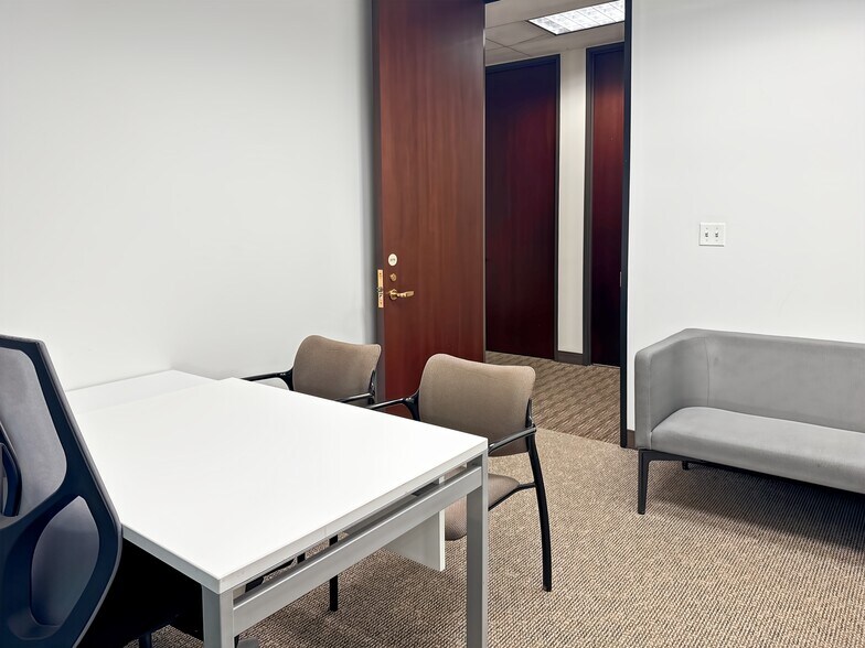 203 N LaSalle St, Chicago, IL à louer - Photo du bâtiment - Image 3 de 24