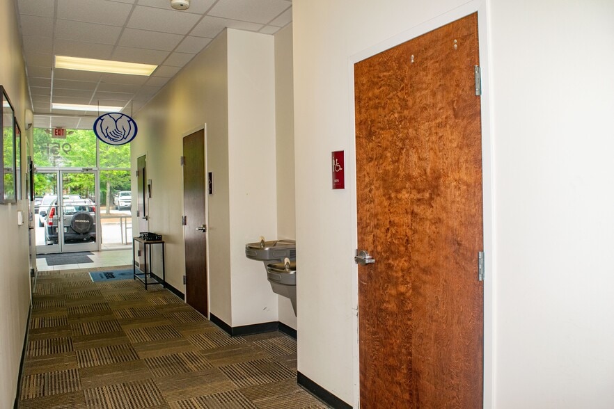 951 Heather Park Dr, Garner, NC for lease - Interior Photo - Image 3 of 33