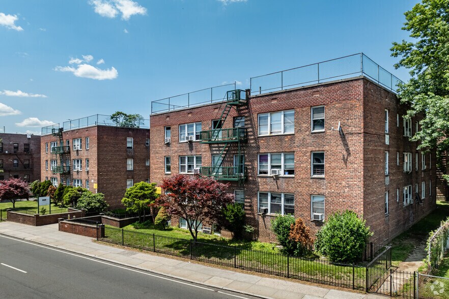 565 Fulton Ave, Hempstead, NY for sale - Building Photo - Image 2 of 4