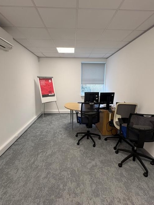 Beecham Ct, Wigan, GTM WN3 6PR - Unité 5 - - Photo intérieure - Image 1 of 7