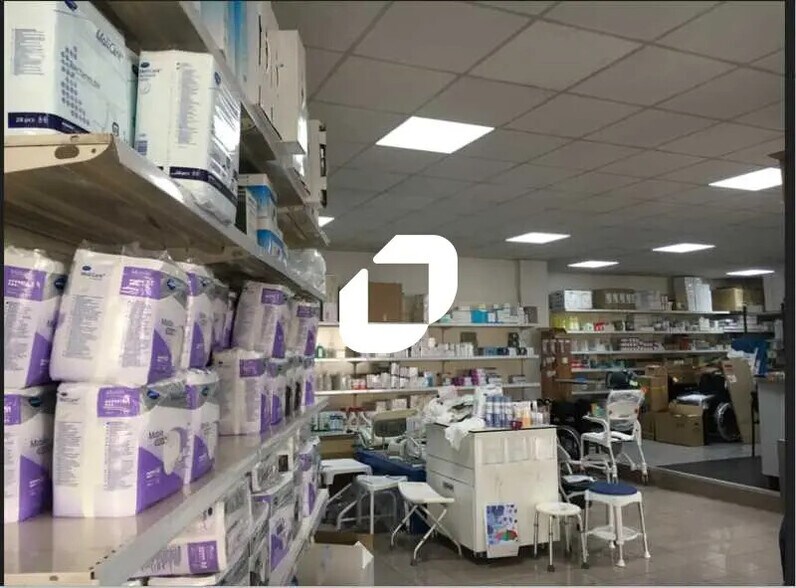 Retail in Clamart for lease - Interior Photo - Image 2 of 5