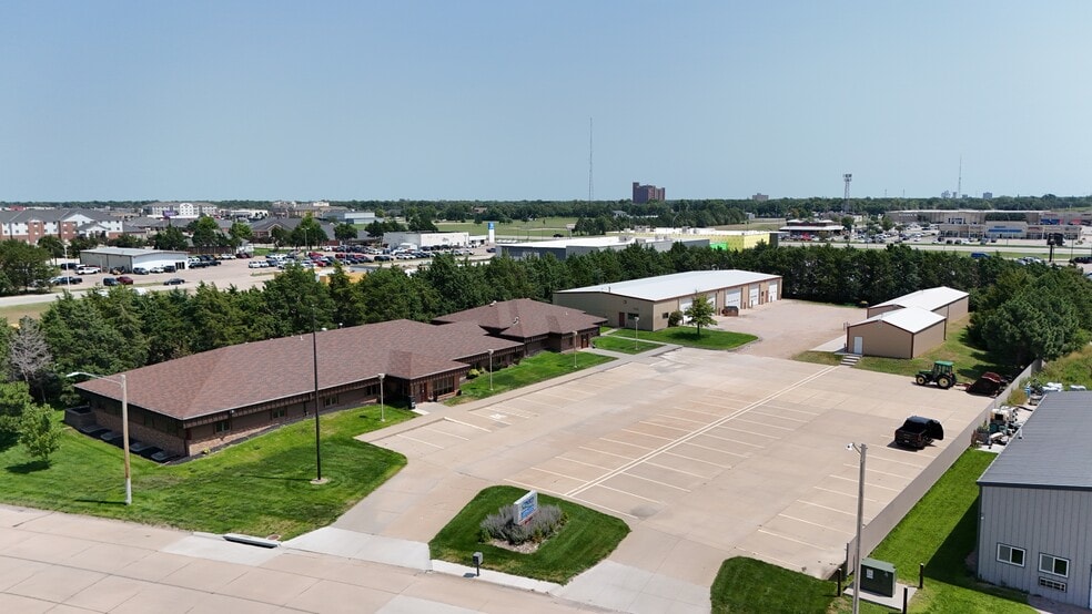 215 Kaufman Ave, Grand Island, NE for sale - Primary Photo - Image 1 of 17