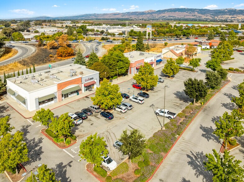 6905 Camino Arroyo, Gilroy, CA à vendre - Photo du bâtiment - Image 3 de 7