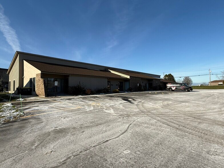 31 Erie Canal Dr, Greece, NY for lease - Building Photo - Image 2 of 5