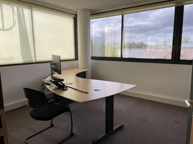 Office in Poissy for lease - Interior Photo - Image 3 of 16