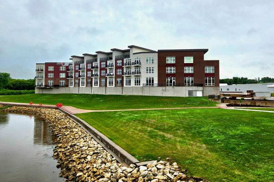 120 Twin Steeples Cir NE, Dyersville, IA à louer - Photo principale - Image 1 de 12