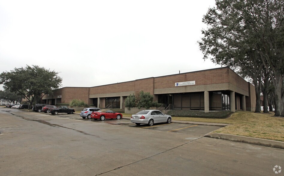 13003 Southwest Fwy, Stafford, TX à louer - Photo du bâtiment - Image 2 de 4