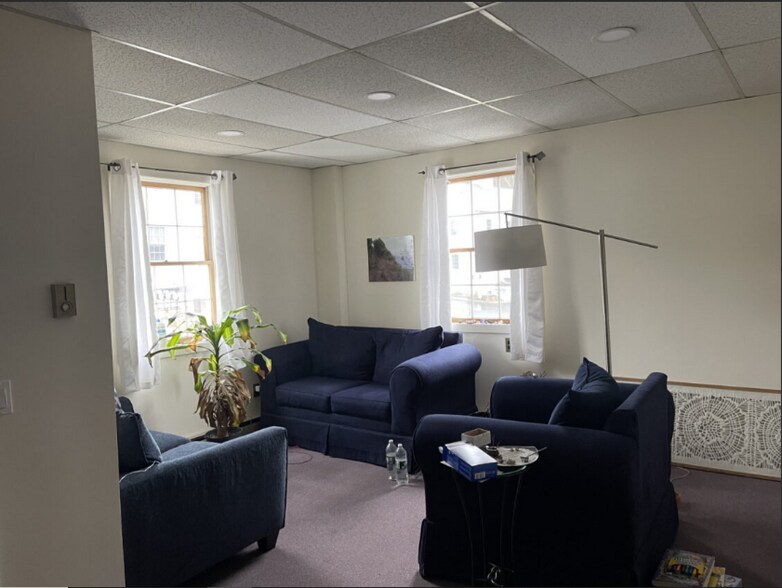 111 Church Hill Rd, Sandy Hook, CT à louer - Photo du bâtiment - Image 2 de 6