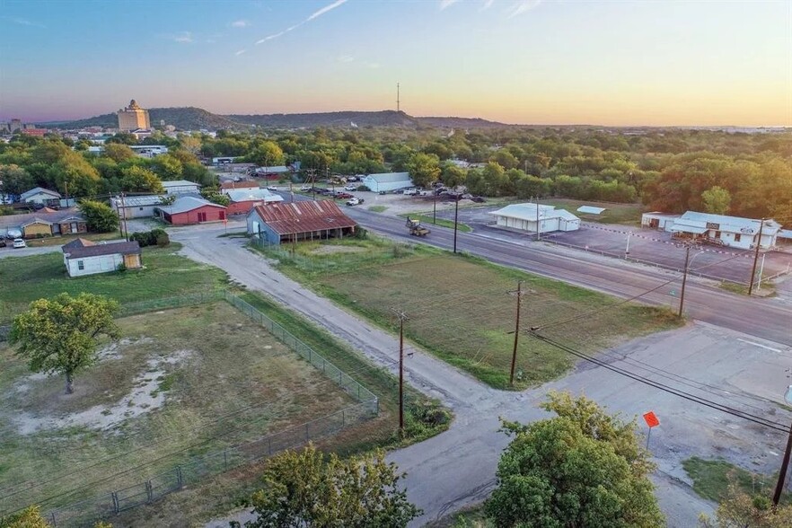 1206 S Oak Ave, Mineral Wells, TX for sale - Primary Photo - Image 1 of 1