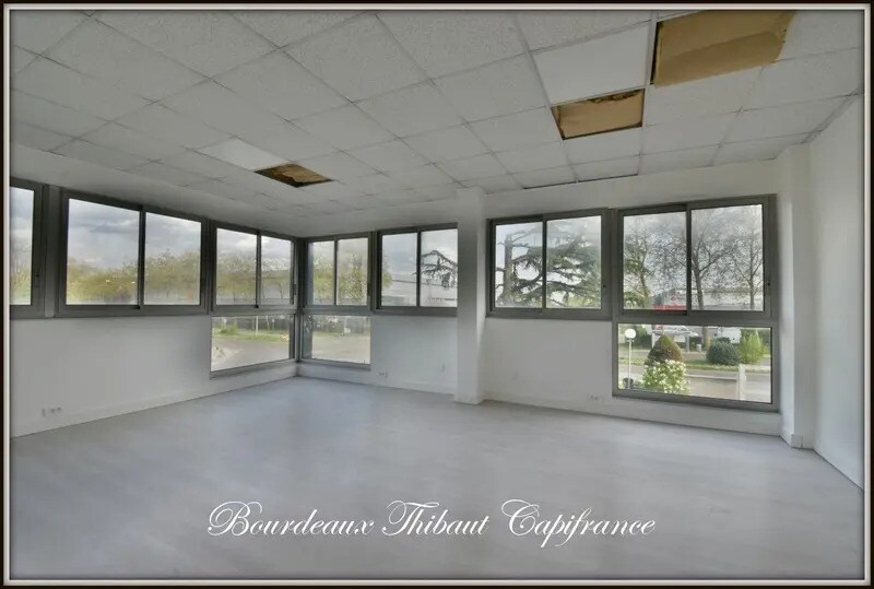 Office in Trappes for lease Interior Photo- Image 1 of 5