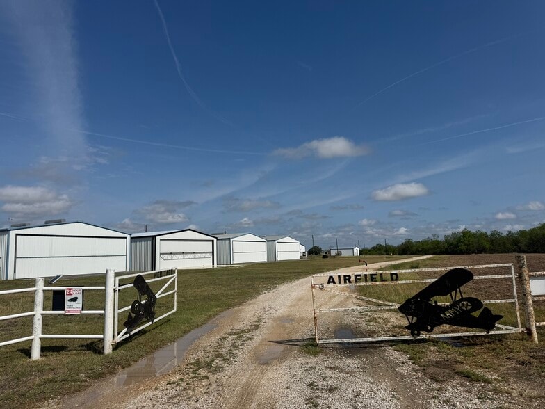 463 Texas Heritage Dr, La Vernia, TX for sale - Building Photo - Image 2 of 14