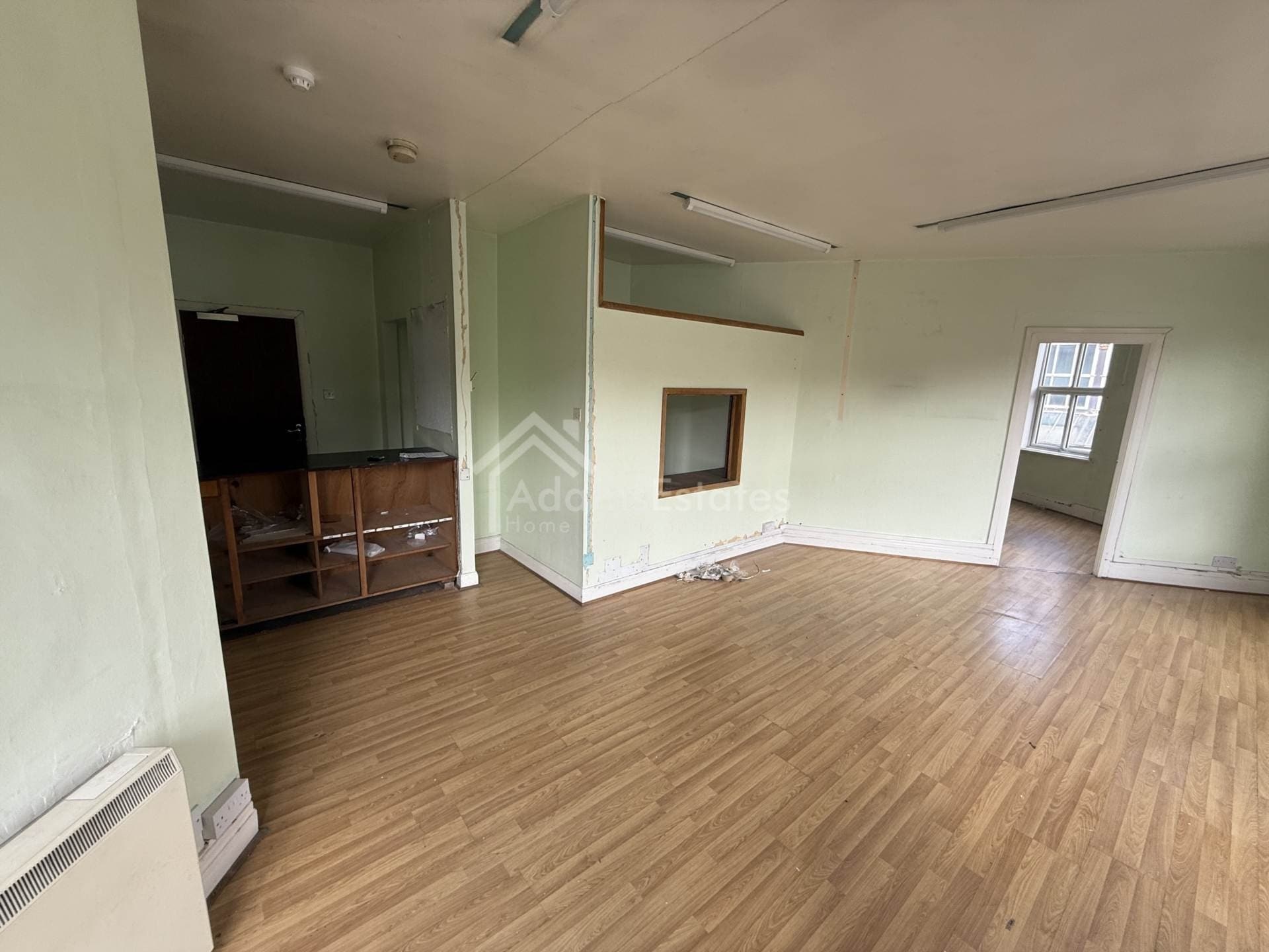 Crackenedge Ln, Dewsbury for lease Interior Photo- Image 1 of 5