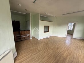 Crackenedge Ln, Dewsbury for lease Interior Photo- Image 1 of 5