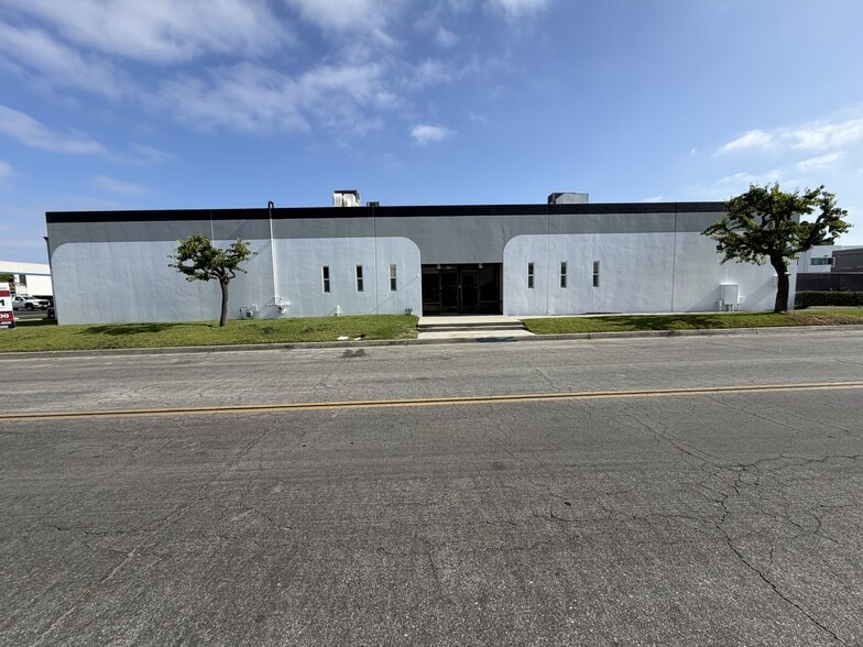 10K & 11k SF on 1.1 Acre Corner Lot portfolio of 2 properties for sale on LoopNet.ca - Building Photo - Image 1 of 9