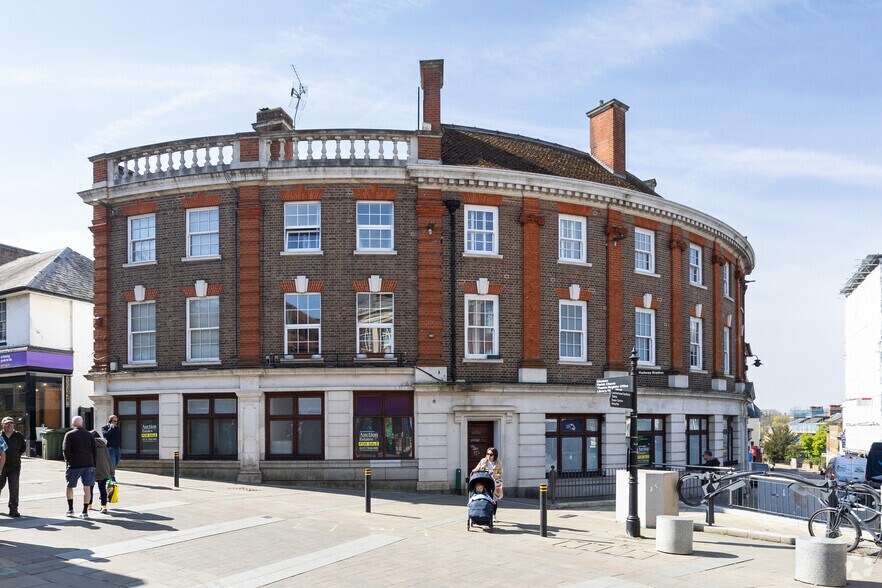 1 Bridge St, Leatherhead à louer - Photo du bâtiment - Image 2 de 2