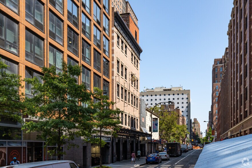 437 W 16th St, New York, NY à louer - Photo du bâtiment - Image 3 de 4