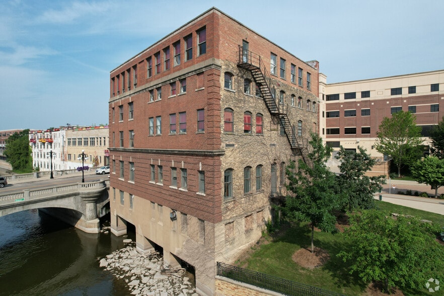 31 W Downer Pl, Aurora, IL for lease - Building Photo - Image 2 of 5