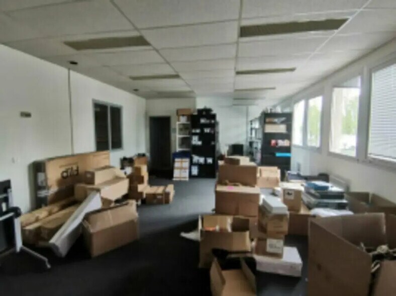 Flex in Coignières for lease - Interior Photo - Image 3 of 3