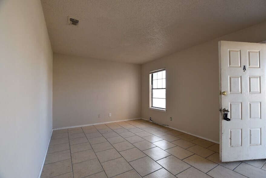 1308 N Carol Ave, Monahans, TX à vendre - Photo du bâtiment - Image 2 de 34