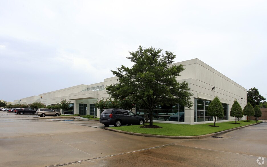 11275 South Sam Houston Parkway West, Houston, TX à louer - Photo du bâtiment - Image 2 de 3